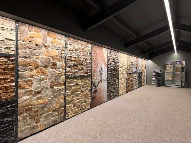 Vernieuwde showroom met stonepanels - steenstrips