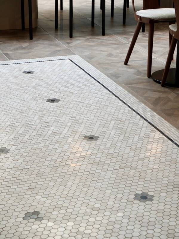 Mosaic Hexagon Tegels voor een Warm Winkelcafé
