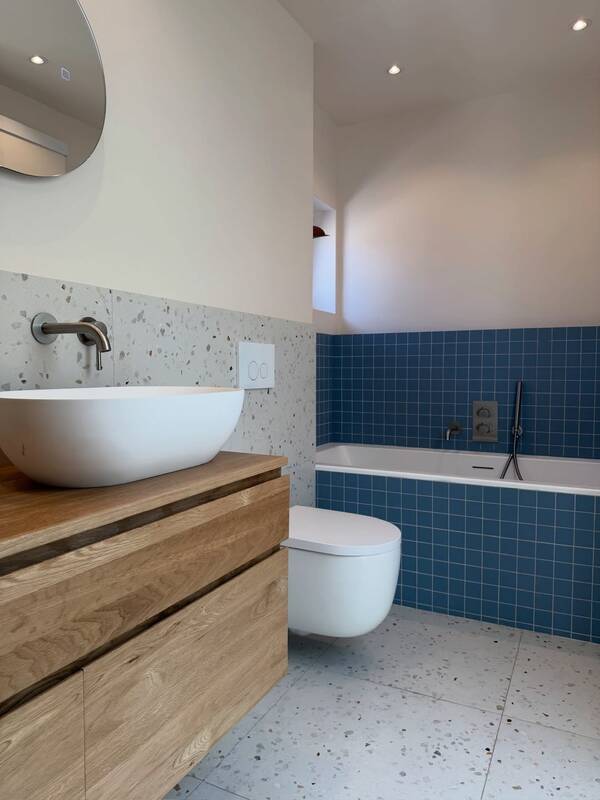Rustige badkamerinspiratie met designtegels