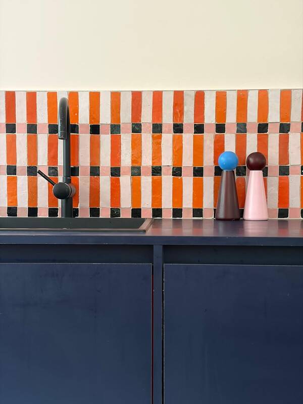Zellige Metropole Rose Orange als keukenachterwand met oranje-roze patroon bij Designtegels.nl Utrecht