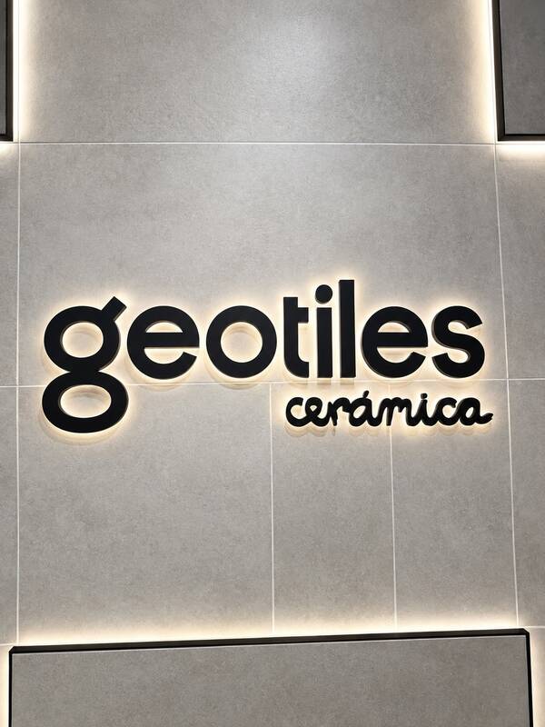 Geotiles wandtegels in lichtgrijs met verlicht zwart merklogo bij BouwStation XL in Roosendaal