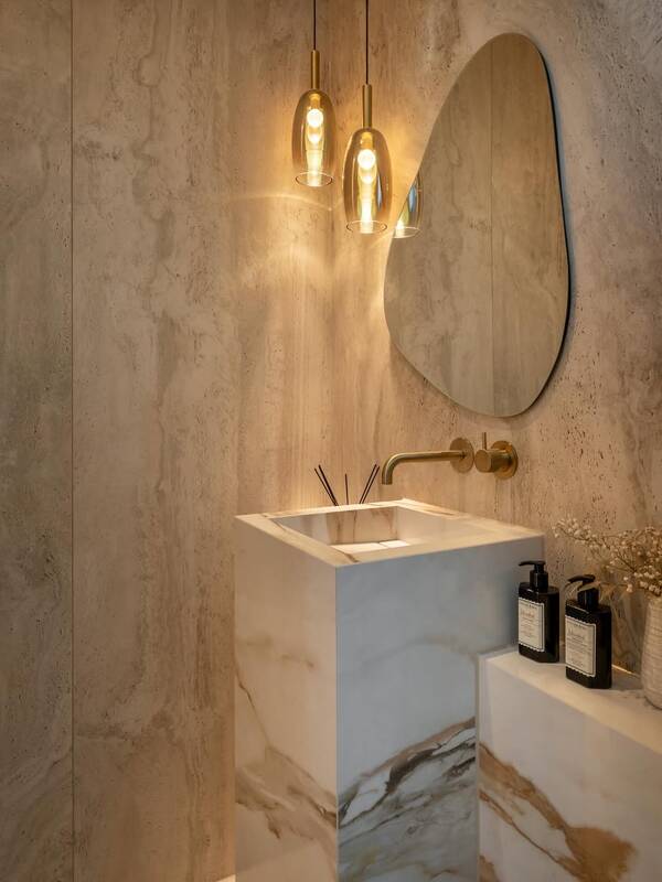 Luxe badkamer met maatwerk keramische tegels
