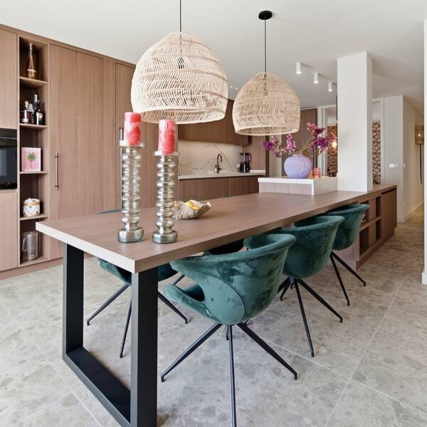 Ceppo di gre tegels in een woonkeuken met houten kasten en groene stoelen bij Regge Tegels & Vloeren