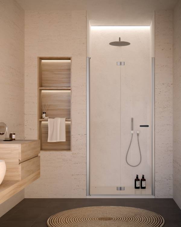 Glazen douche in een nis met slanke profielen, beige wanden en een verlichte houtlooknis ernaast.