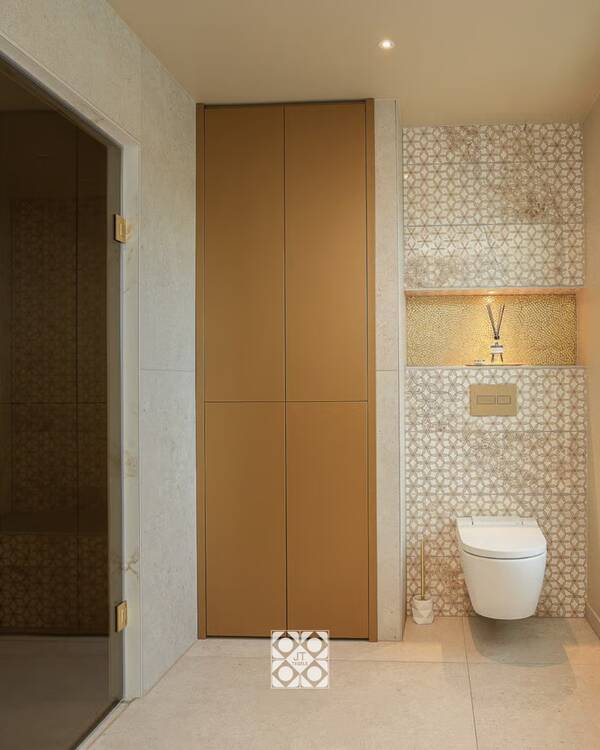 Warme Badkamer met Gouden Accenten