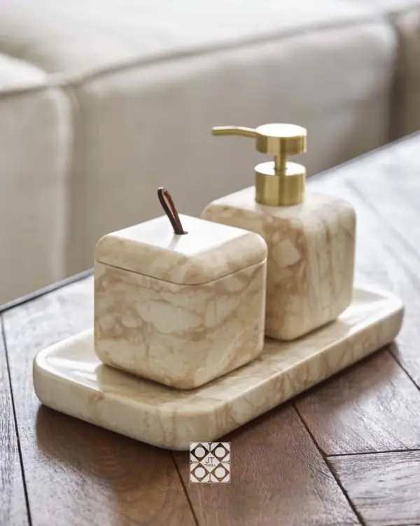 Natuurstenen accessoires met beige marmering en goudkleurige pomp bij Jon Toebast Tegels in Boven-Leeuwen