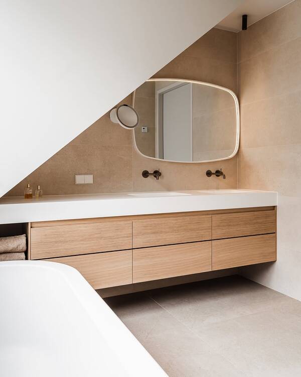 Serene badkamer onder een schuin dak