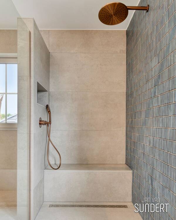 Comfortabel zitbankje in de douche