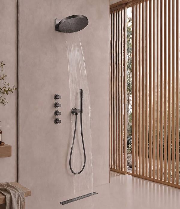 Pluuto hoofddouche met donkere afwerking, beige douchewand en bijpassende handdouche bij Wiesbaden