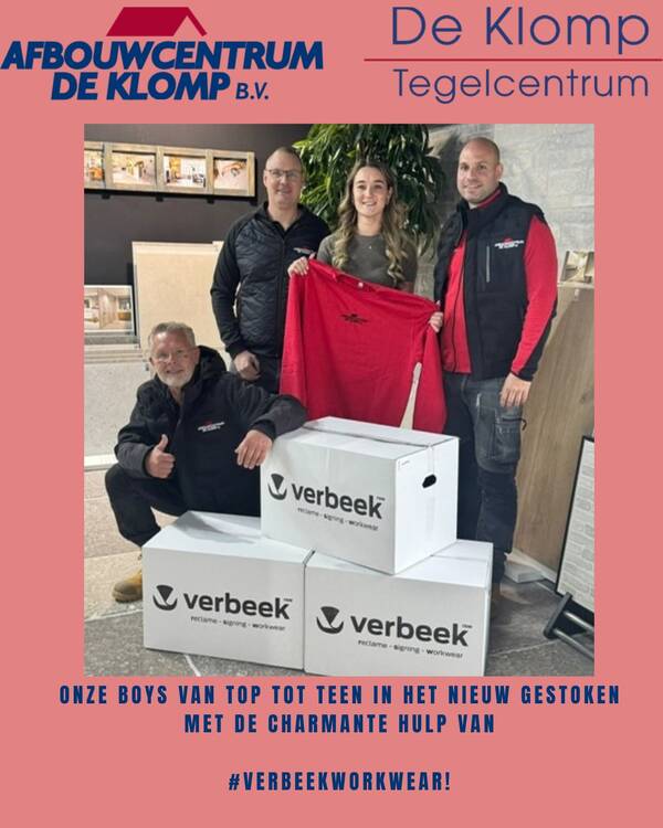 Nieuwe bedrijfskleding met donkere jassen en een rood shirt van Verbeek Workwear bij Tegelcentrum de Klomp
