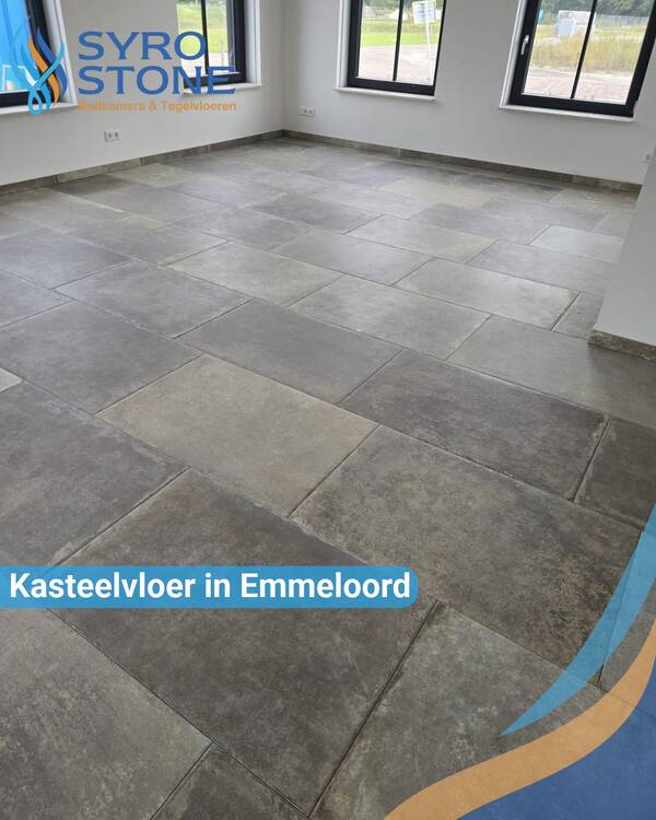 Kasteelvloer met grijze en beige tegels in afwisselende formaten, gelegd door Syro Stone in Emmeloord.