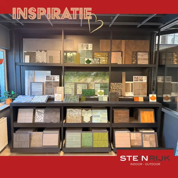 Kleurrijke wandtegels in een inspiratiekast met staalpanelen bij Steenrijk Indoor - Outdoor in Sittard