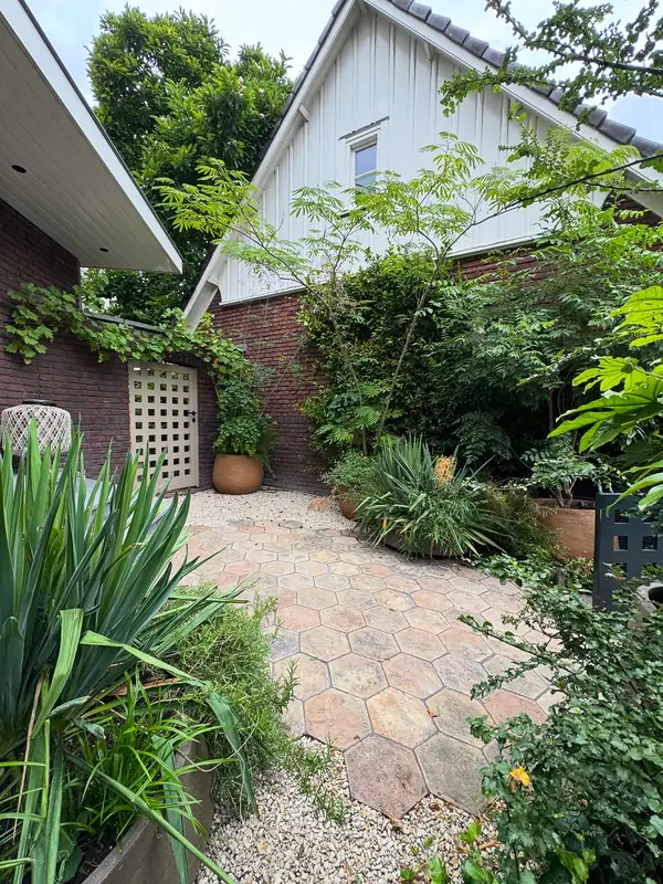 Welcoming Kralingen Entrance Garden