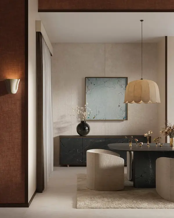 Eetruimte met lichtbeige wand met weefpatroon, donkere tafel, ronde stoelen en een grote hanglamp.