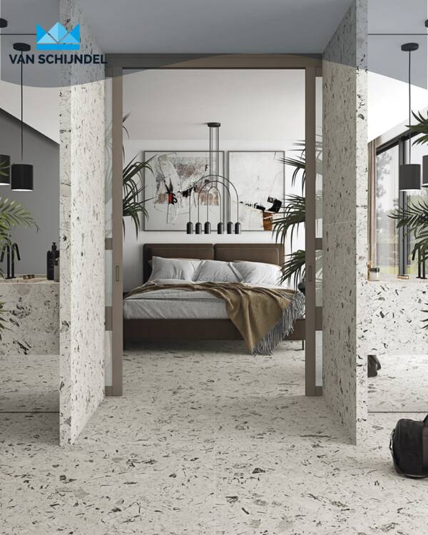 Terrazzo-looktegels op vloer en scheidingswanden in een slaap-suite bij Van Schijndel Tegels en Sanitair in Uden