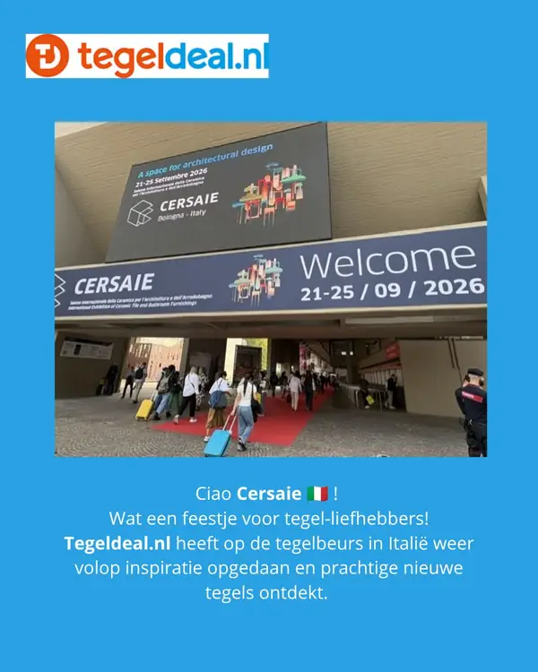 Cersaie met bezoekers, rode loper en welkomstbord bij de beursentree in Bologna; beursbezoek van TegelDeal.nl uit Roggel.