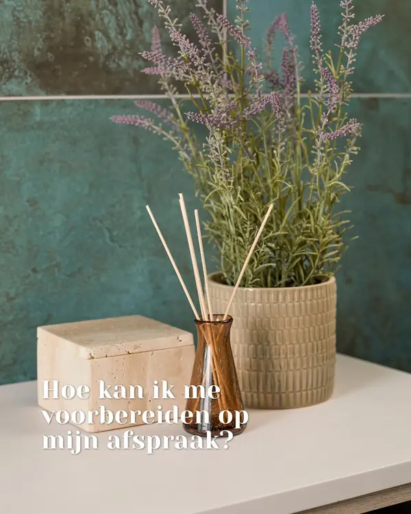Groenblauwe wandtegels met lichte voegen en beige accessoires bij Zoon Tegels & Badkamers in Heemskerk