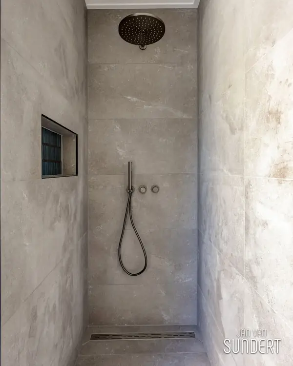 10758