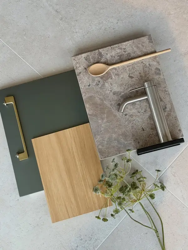 Keukenmoodboard met groen front, eiken, warmgrijs werkblad, bronskleurige greep en RVS kraan.
