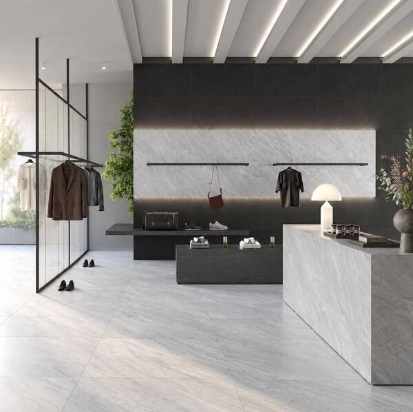 Bardiglio Silver met zilvergrijze marmerlook in een winkelinterieur bij TegelStore.nl in Roosendaal