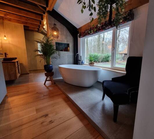 🏡 Landelijke badkamer met stijlvolle en-suite oplossing
