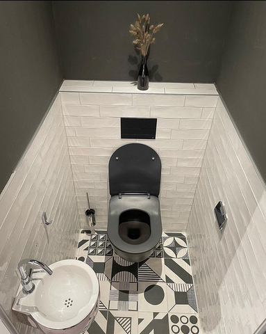Een chic zwart/wit toilet 