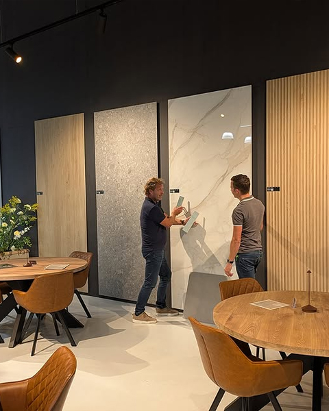 Grote tegel showroom