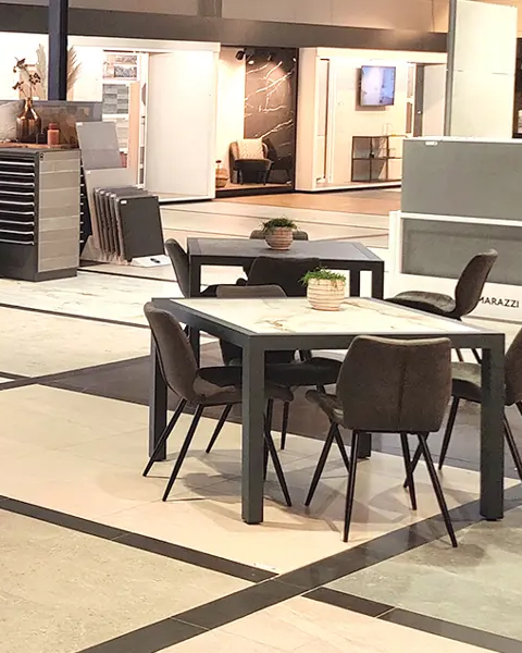Grote tegelshowroom