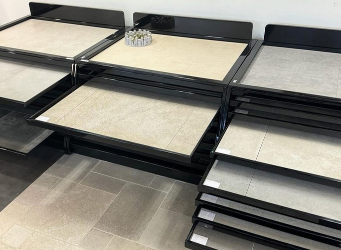 De showroom met binnentegels