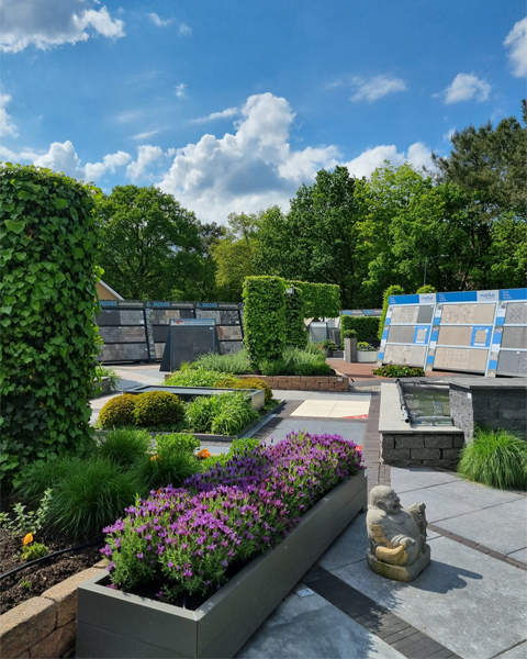 Grote showtuin vol tuintegels