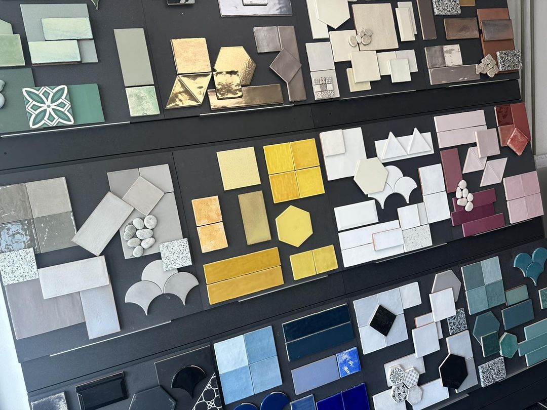 Nieuwe kleurrijke tegels Terre d'Azur in onze showroom ✨