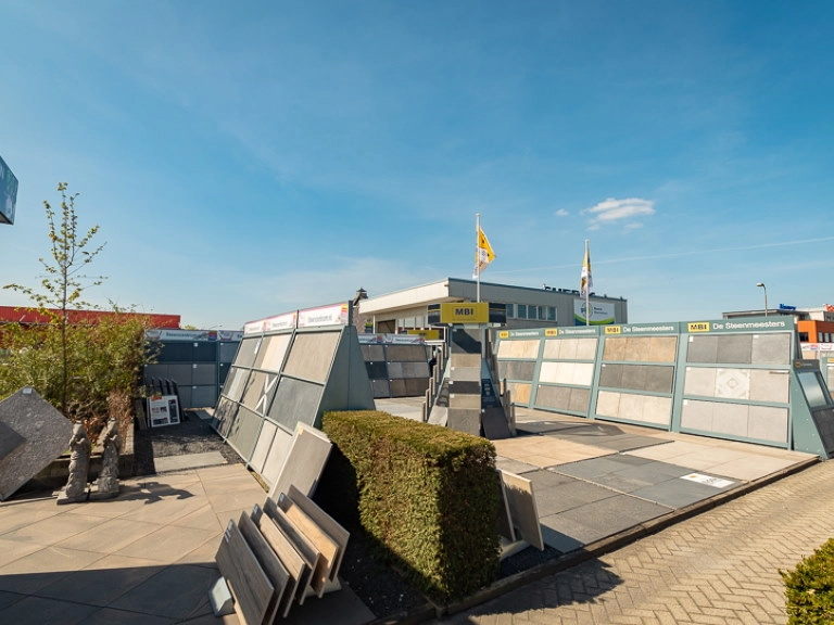 Ontdek ons uitgebreide assortiment sierbestrating in onze showtuin ✨