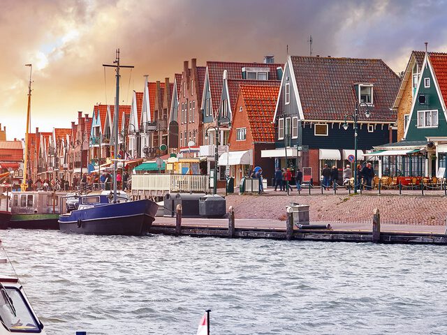 🌊 Een dagje Volendam? Combineer je bezoek aan Multitegel met deze unieke belevenissen!