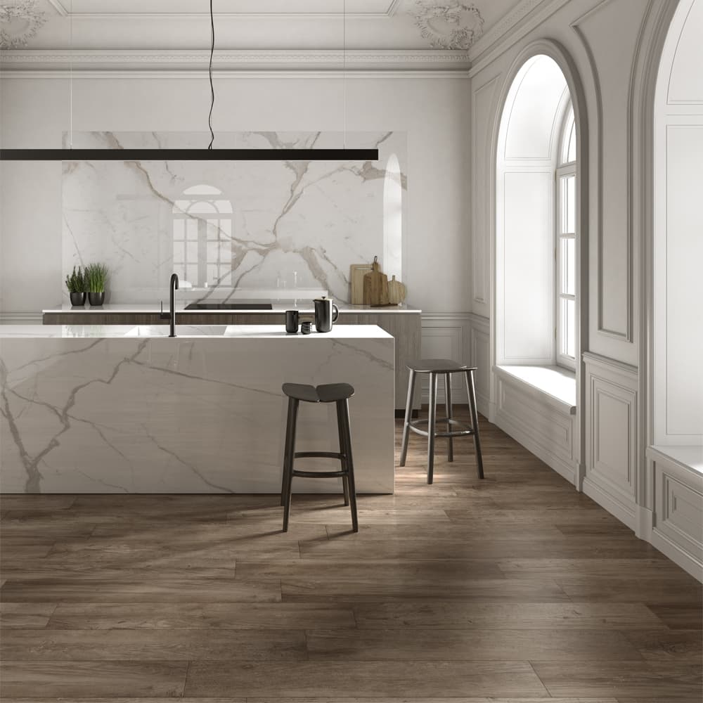 Houtlook vloertegels in combinatie met Natuursteenlook wandtegels