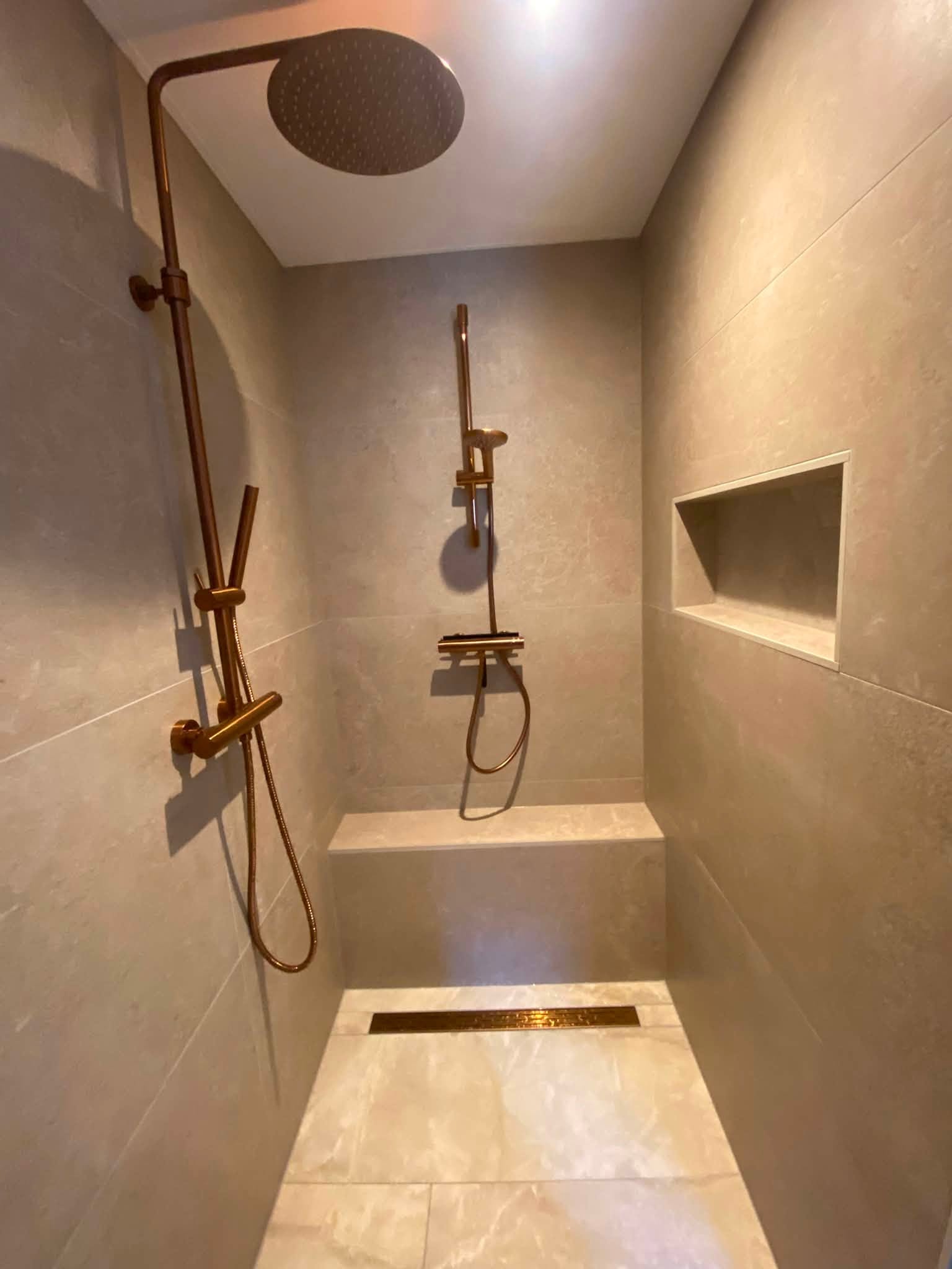 🚿 Stijlvolle badkamerrenovatie met hoogwaardige tegels